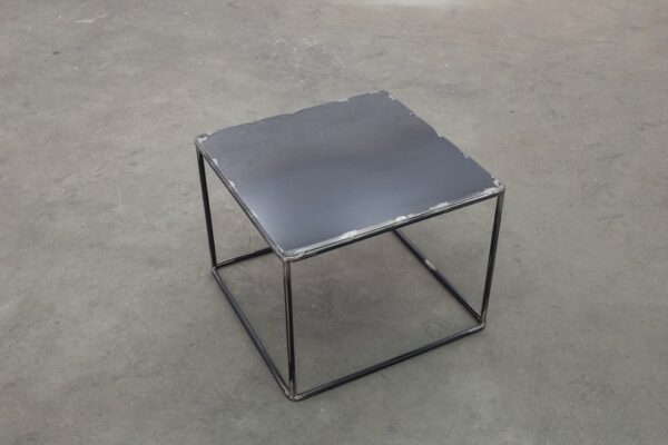 mesa minimalista de metal