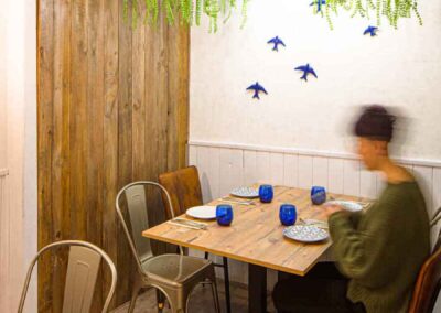mesa y sillas del restaurante acicate