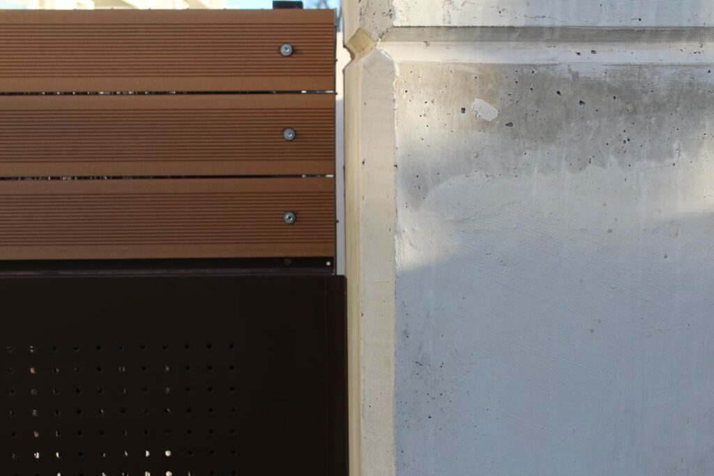 pared de madera y metal