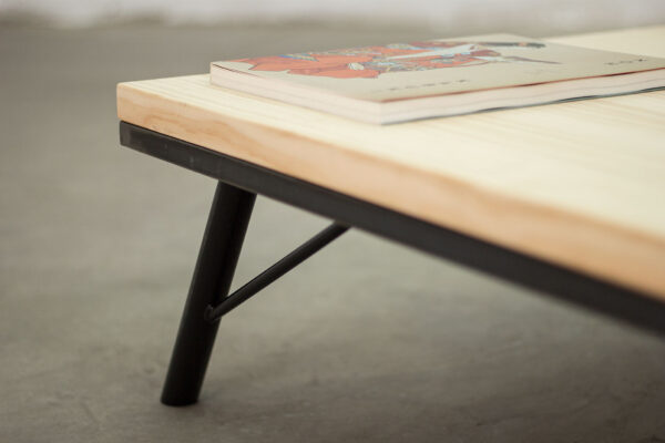 Detalle mesa baja de acero y madera Mizuki