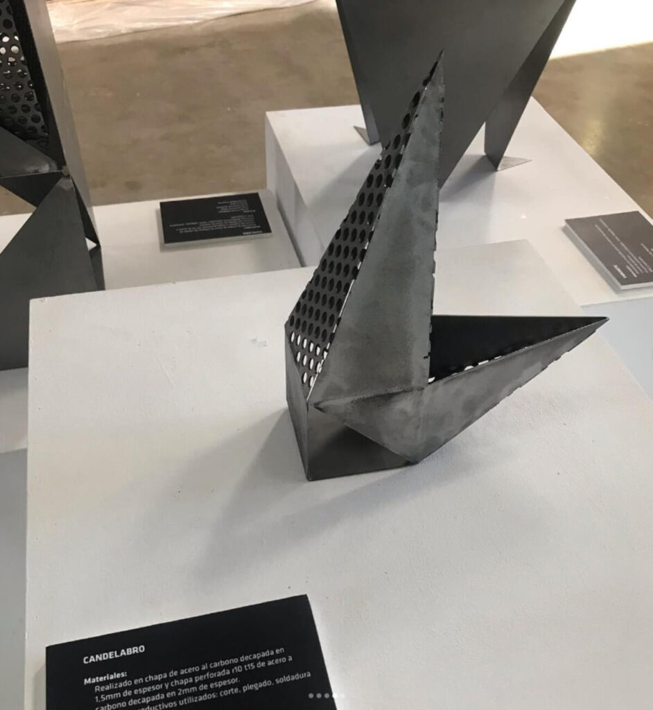 pieza triangular de exposicion