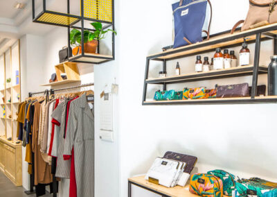 interior de la tienda vorne con estanterias