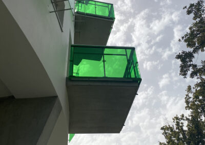 balcon con cristales verdes