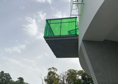 balcones con cristales verdes