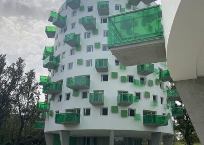 edificio con balcones verdes