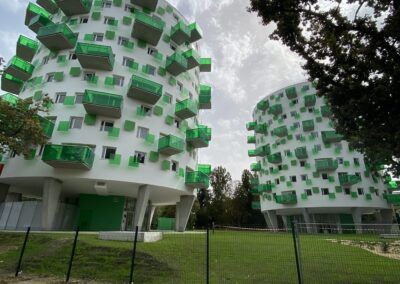 edificios blancos con balcones verdes