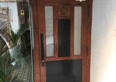 puerta de madera del local de rebeca zarza