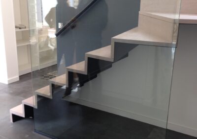 escaleras con pared de cristal