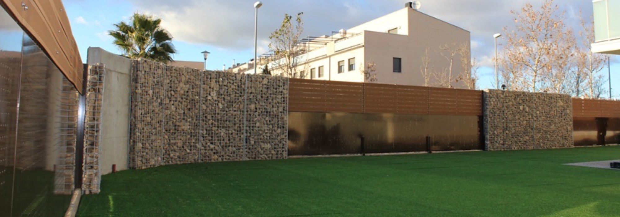 jardin con muro de piedra y metal