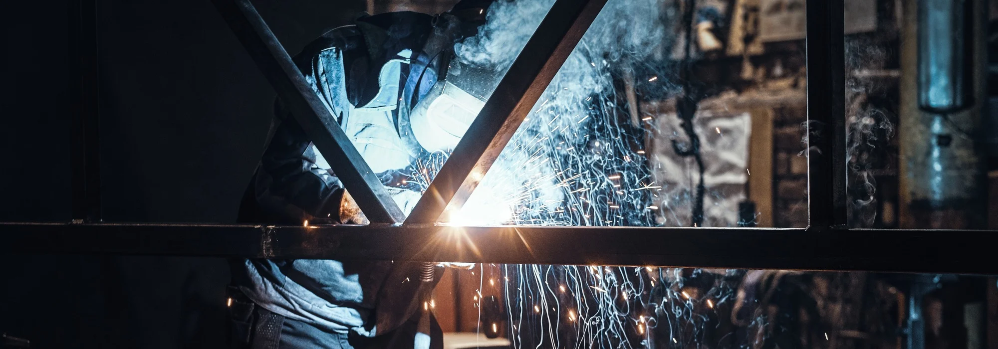 persona soldando una estructura metalica