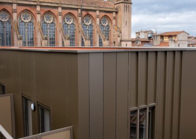 tejado de un edificio marron