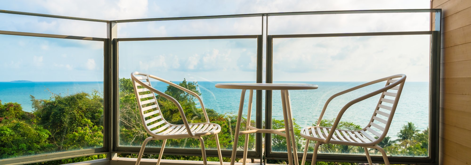 terraza con barandilla de cristal y metal